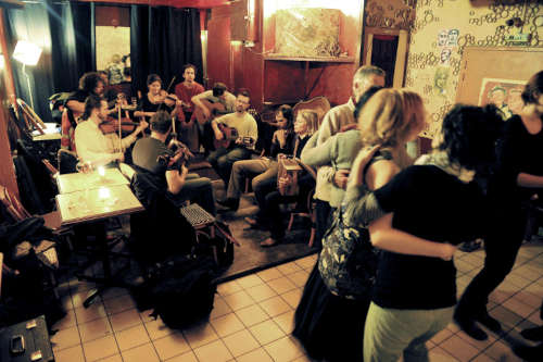 Foto „Bœuf nantais“ õhtust kohvikus „Art Scène“ Nantes'is: muusikud ja tantsijad.